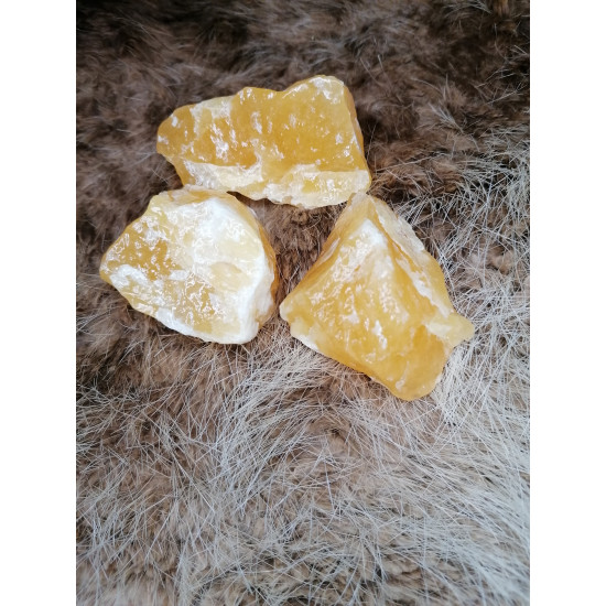 Oranžā kalcīta kristāls