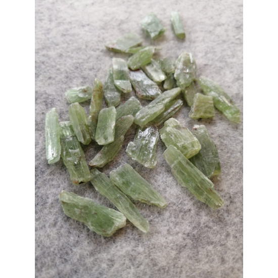 Zaļais kianīta kristāls