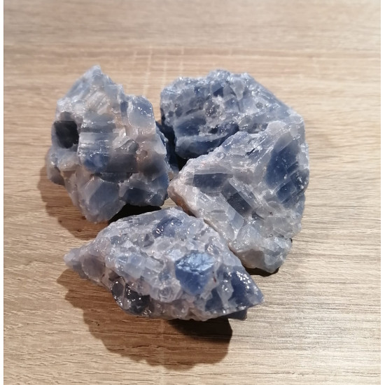 Zilais kalcīta kristāls
